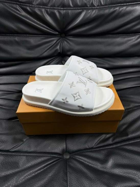 Picture of Louis Vuitton Slippers _SKULVsz38-45jyq0116725